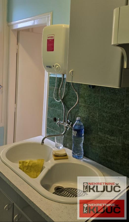 KEJ IZDAJE SE TROSOBAN SALONSKI STAN ZA POSLOVNE DELATNOSTI 11