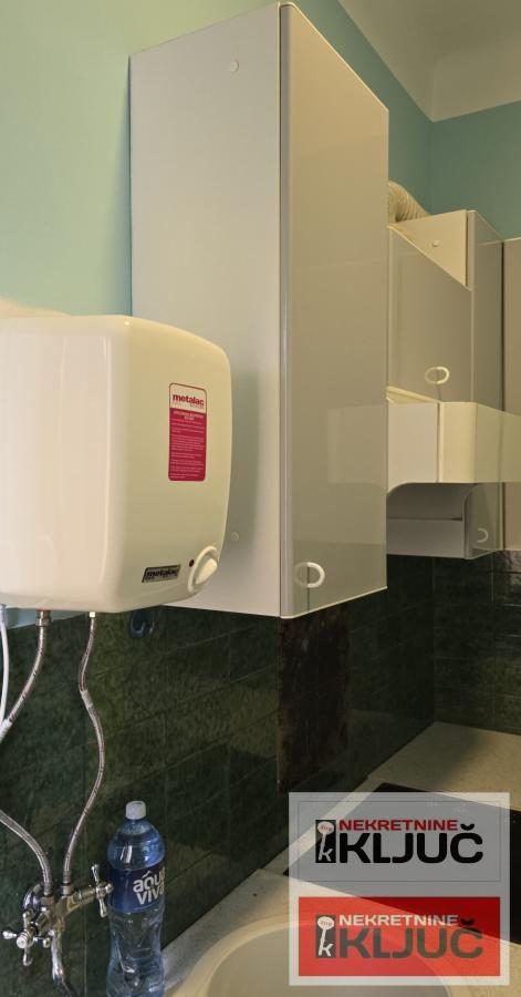 KEJ IZDAJE SE TROSOBAN SALONSKI STAN ZA POSLOVNE DELATNOSTI 14