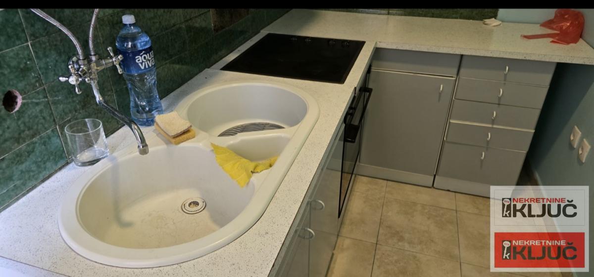 KEJ IZDAJE SE TROSOBAN SALONSKI STAN ZA POSLOVNE DELATNOSTI 15