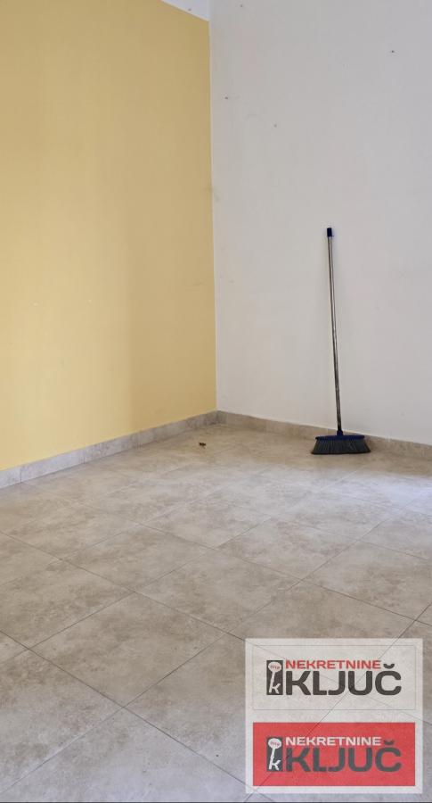 KEJ IZDAJE SE TROSOBAN SALONSKI STAN ZA POSLOVNE DELATNOSTI 16