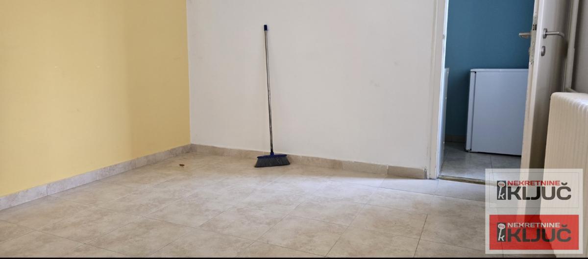 KEJ IZDAJE SE TROSOBAN SALONSKI STAN ZA POSLOVNE DELATNOSTI 17