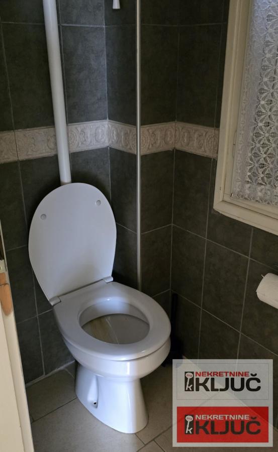 KEJ IZDAJE SE TROSOBAN SALONSKI STAN ZA POSLOVNE DELATNOSTI 19