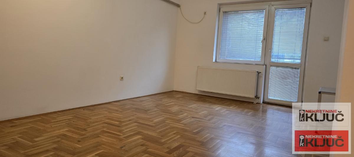 KEJ IZDAJE SE TROSOBAN SALONSKI STAN ZA POSLOVNE DELATNOSTI 2