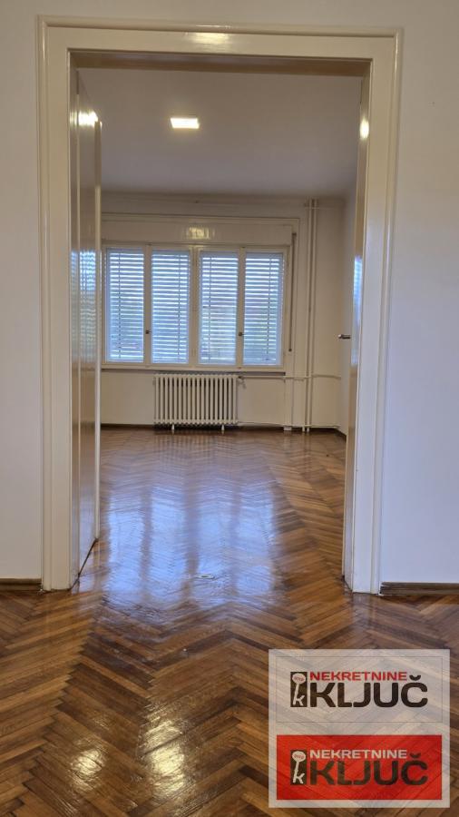 KEJ IZDAJE SE TROSOBAN SALONSKI STAN ZA POSLOVNE DELATNOSTI 20