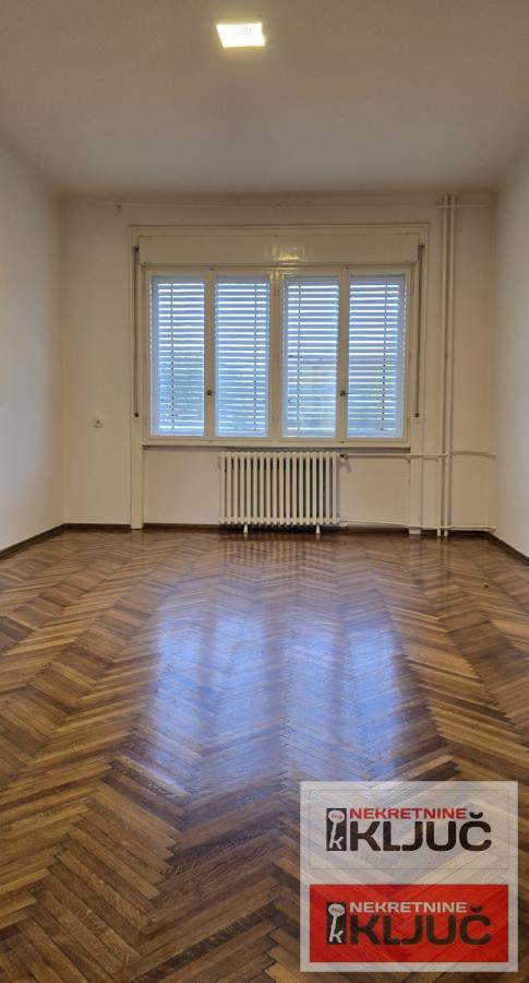 KEJ IZDAJE SE TROSOBAN SALONSKI STAN ZA POSLOVNE DELATNOSTI 21