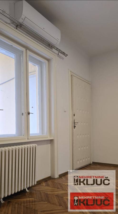 KEJ IZDAJE SE TROSOBAN SALONSKI STAN ZA POSLOVNE DELATNOSTI 22