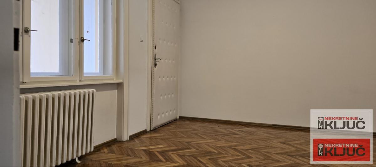 KEJ IZDAJE SE TROSOBAN SALONSKI STAN ZA POSLOVNE DELATNOSTI 23