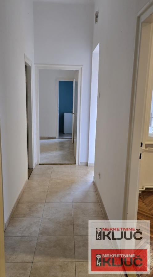 KEJ IZDAJE SE TROSOBAN SALONSKI STAN ZA POSLOVNE DELATNOSTI 24