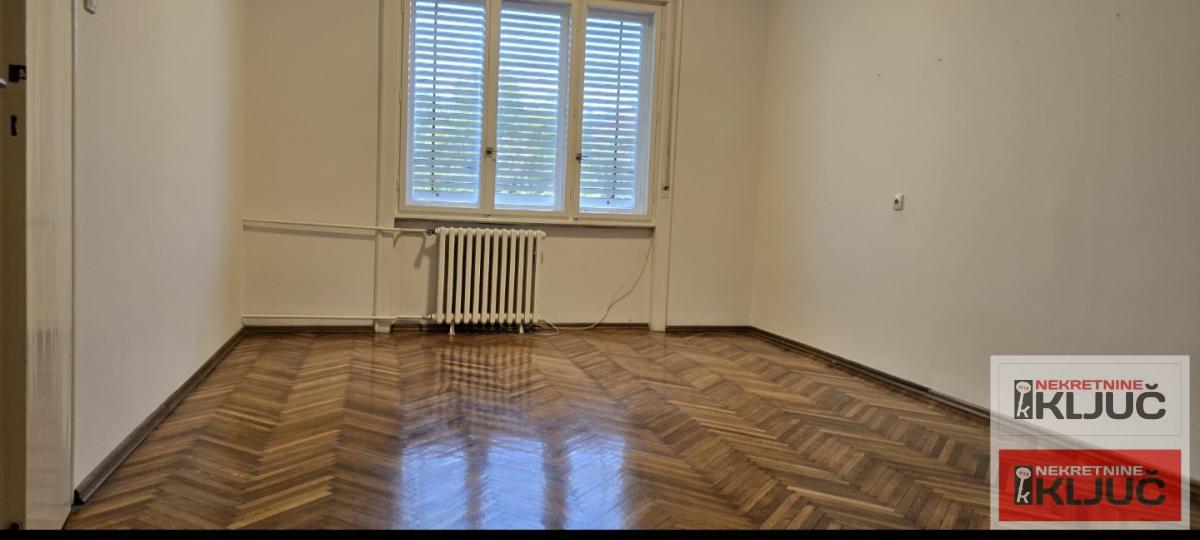 KEJ IZDAJE SE TROSOBAN SALONSKI STAN ZA POSLOVNE DELATNOSTI 26