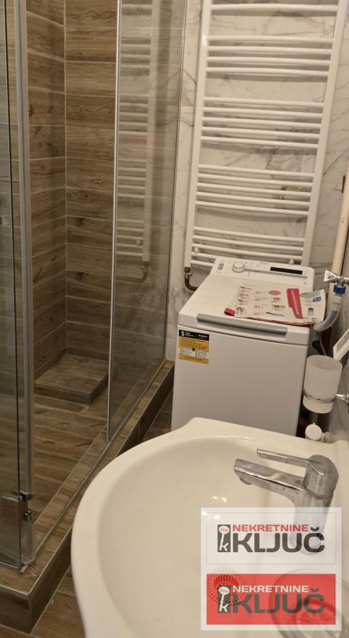 KEJ IZDAJE SE TROSOBAN SALONSKI STAN ZA POSLOVNE DELATNOSTI 27