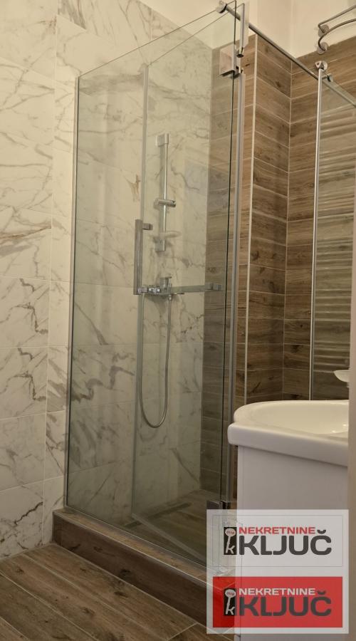 KEJ IZDAJE SE TROSOBAN SALONSKI STAN ZA POSLOVNE DELATNOSTI 28