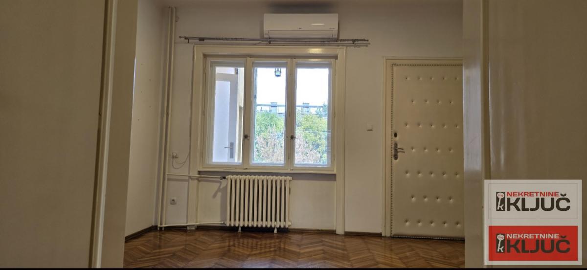 KEJ IZDAJE SE TROSOBAN SALONSKI STAN ZA POSLOVNE DELATNOSTI 4