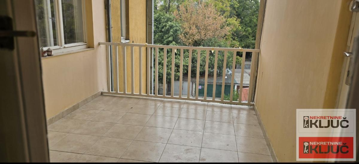 KEJ IZDAJE SE TROSOBAN SALONSKI STAN ZA POSLOVNE DELATNOSTI 5