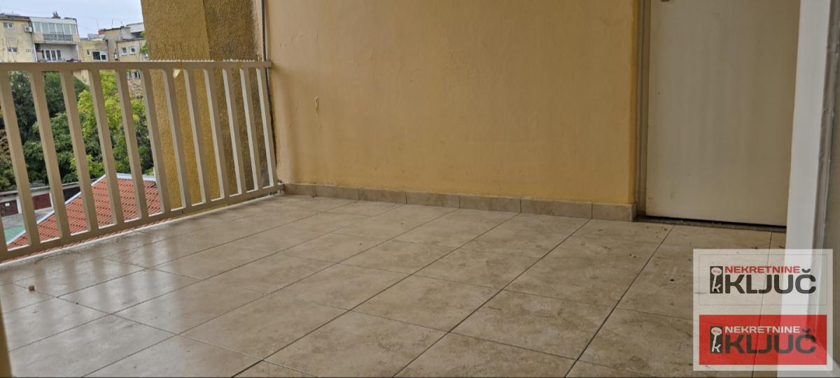 KEJ IZDAJE SE TROSOBAN SALONSKI STAN ZA POSLOVNE DELATNOSTI 6