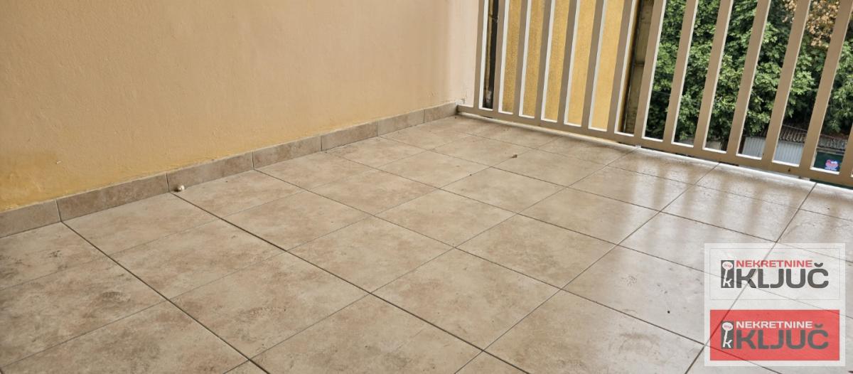 KEJ IZDAJE SE TROSOBAN SALONSKI STAN ZA POSLOVNE DELATNOSTI 7