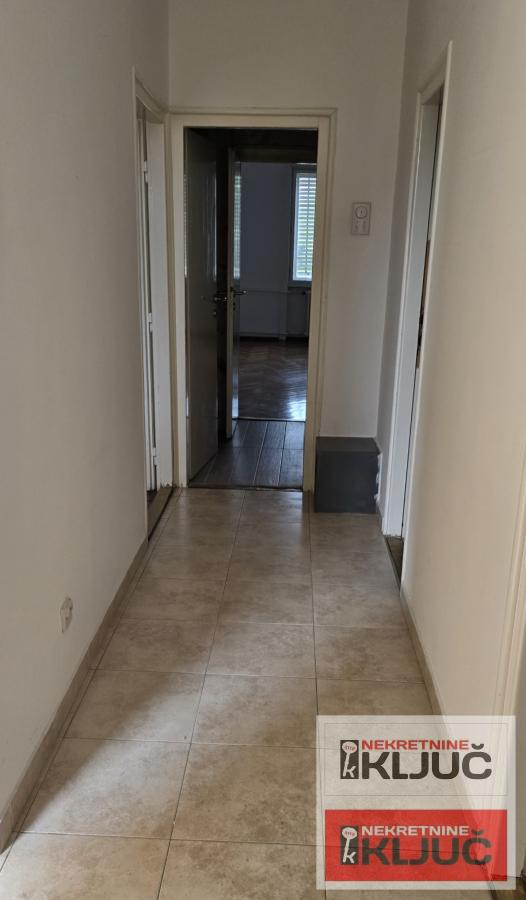 KEJ IZDAJE SE TROSOBAN SALONSKI STAN ZA POSLOVNE DELATNOSTI 9