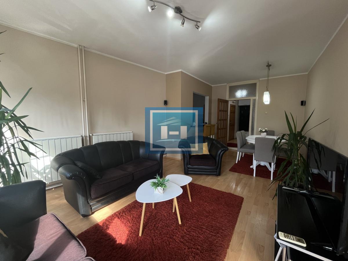 NASLOV: STAN KOJI OSVAJA NA PRVI POGLED — CENTAR, STIL I TRI SPAVAĆE SOBE! 1