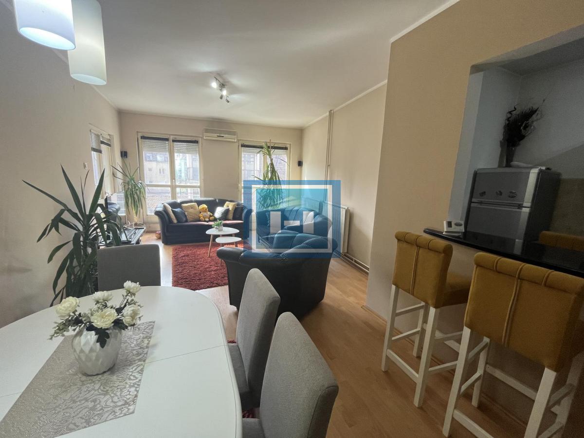 NASLOV: STAN KOJI OSVAJA NA PRVI POGLED — CENTAR, STIL I TRI SPAVAĆE SOBE! 2