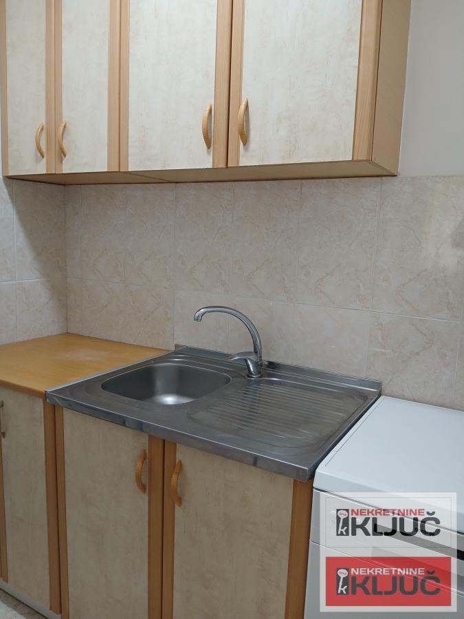 NOVA DETELINARA IZDAJE SE JEDNOIPOSOBAN STAN SA PARKING MESTOM 3