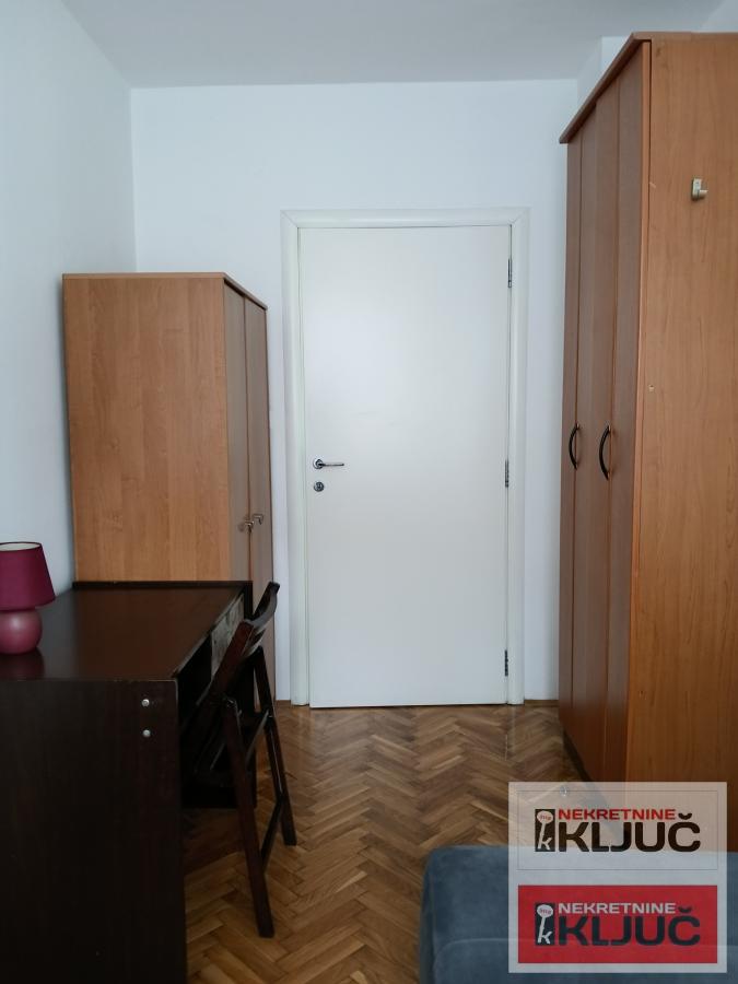 NOVA DETELINARA IZDAJE SE JEDNOIPOSOBAN STAN SA PARKING MESTOM 5