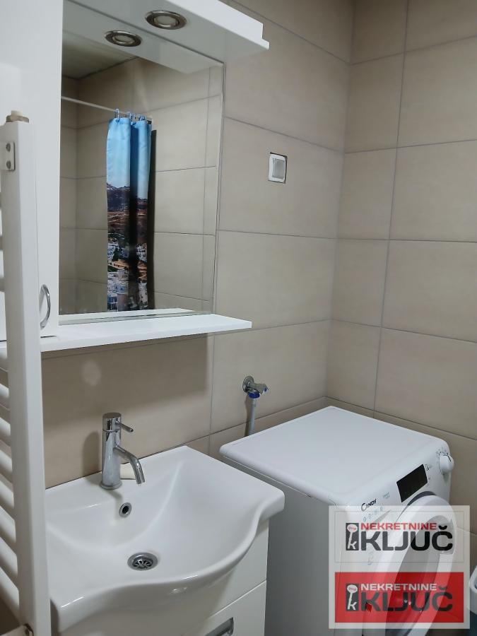 NOVA DETELINARA IZDAJE SE JEDNOIPOSOBAN STAN SA PARKING MESTOM 6