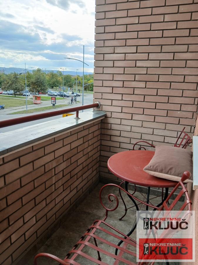 NOVA DETELINARA IZDAJE SE JEDNOIPOSOBAN STAN SA PARKING MESTOM 7