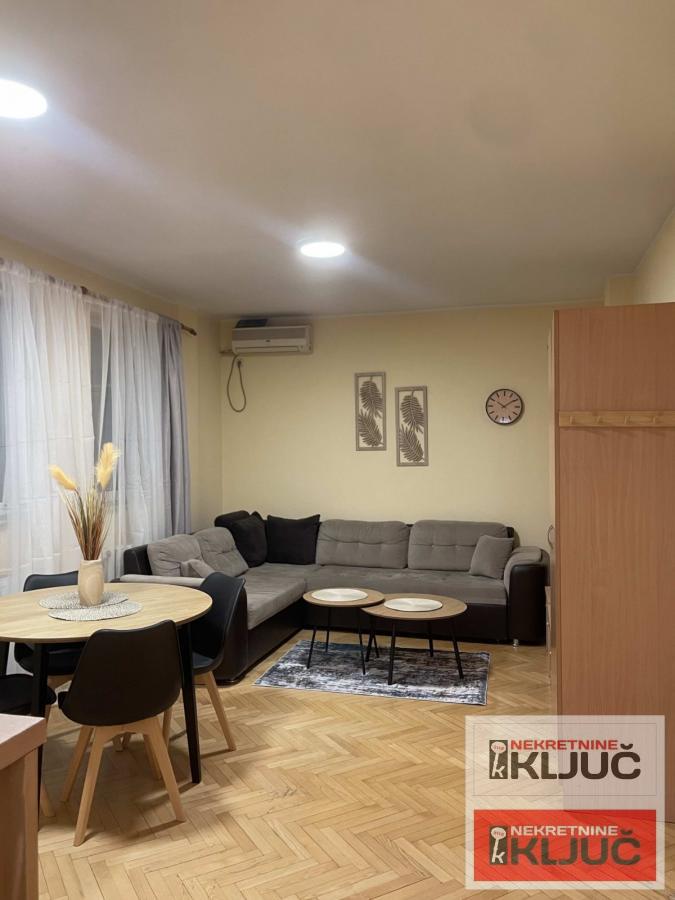 Odlican stan na Novoj Detelinari 7