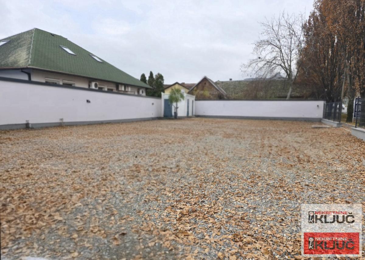 PETROVARADIN IZDAJE SE VIŠENAMENSKI PLAC POVRŠINE 500m2 1