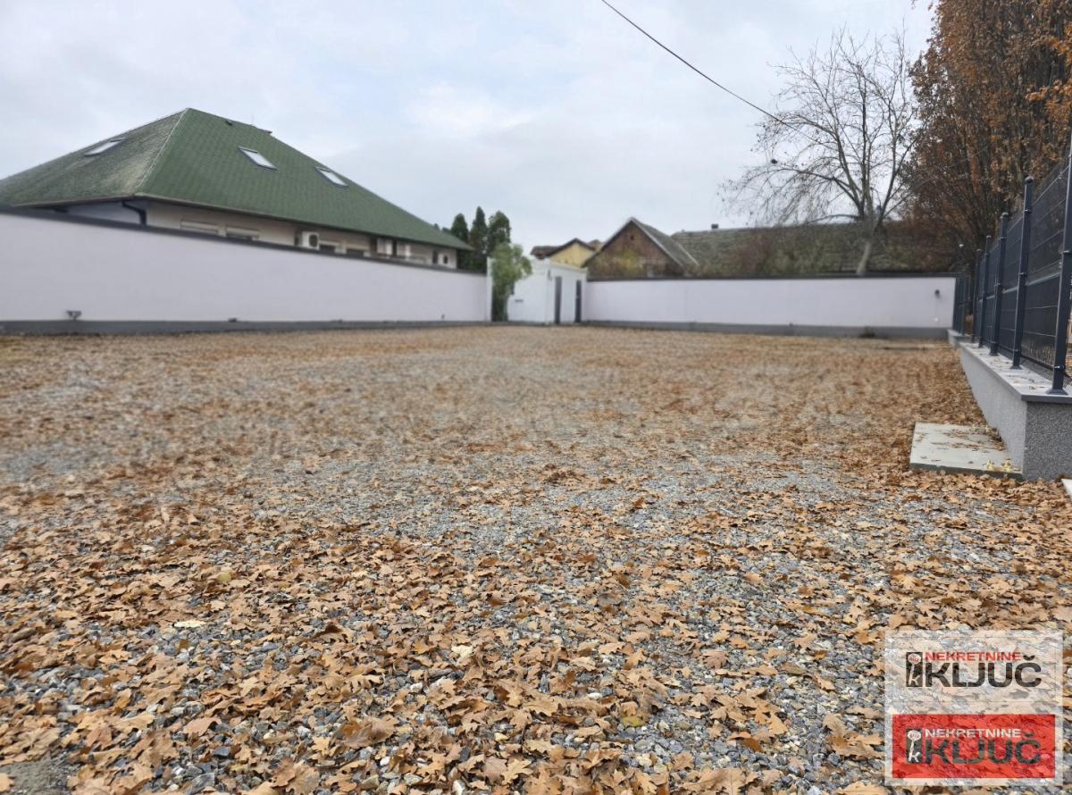 PETROVARADIN IZDAJE SE VIŠENAMENSKI PLAC POVRŠINE 500m2 2