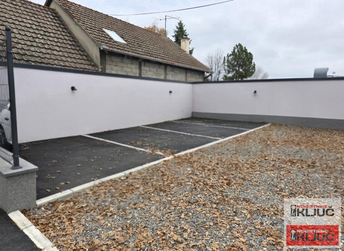 PETROVARADIN IZDAJE SE VIŠENAMENSKI PLAC POVRŠINE 500m2 3