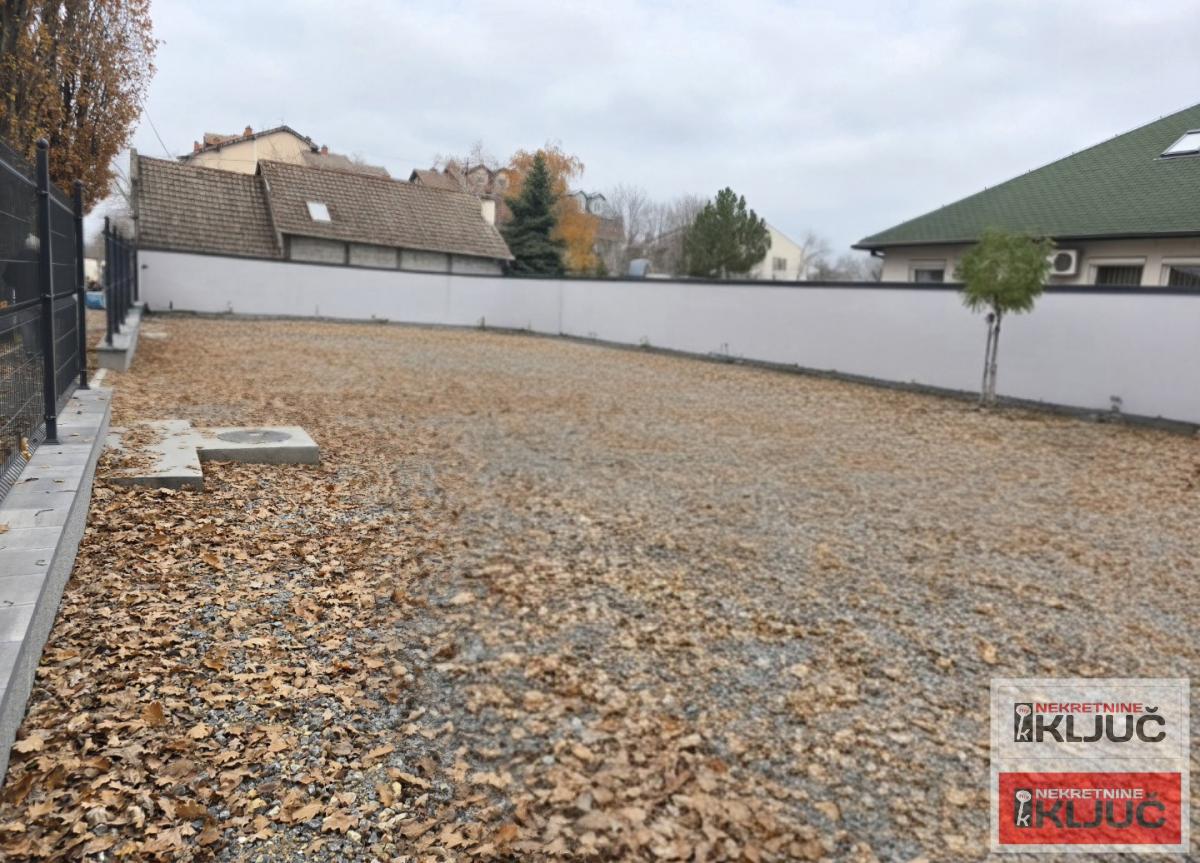PETROVARADIN IZDAJE SE VIŠENAMENSKI PLAC POVRŠINE 500m2 5