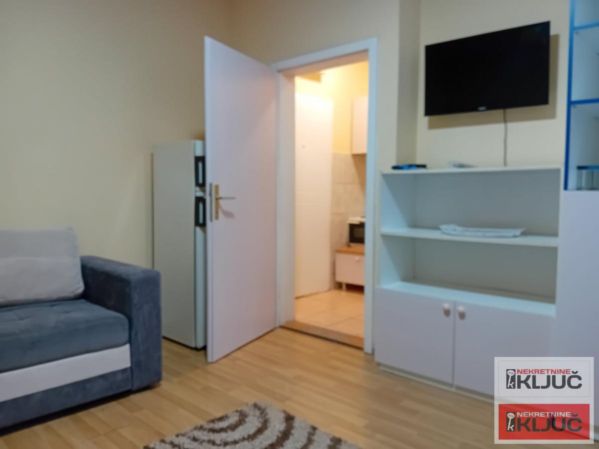 SATELITSKA PIJACA, 24m2, Garsonjera na Futoškom putu 2