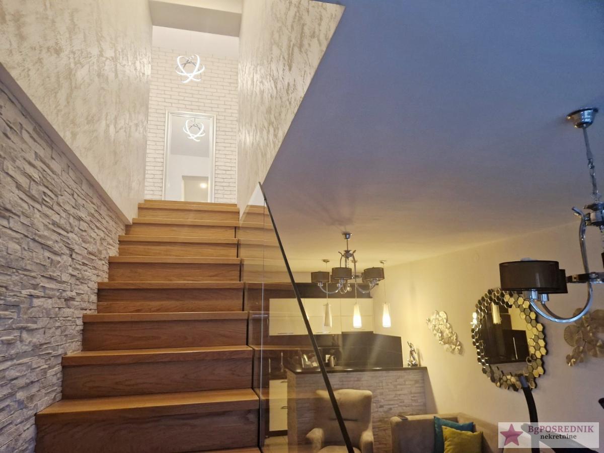 Zvezdara, Vojvode Vlahovića, zgrada Direkcije  84m2-Lođa 11