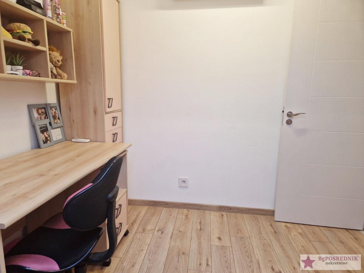 Zvezdara, Vojvode Vlahovića, zgrada Direkcije  84m2-Lođa 15