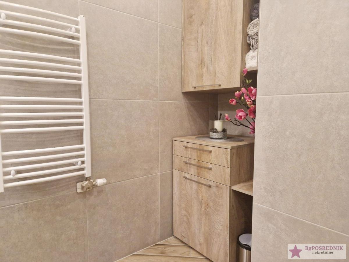 Zvezdara, Vojvode Vlahovića, zgrada Direkcije  84m2-Lođa 17