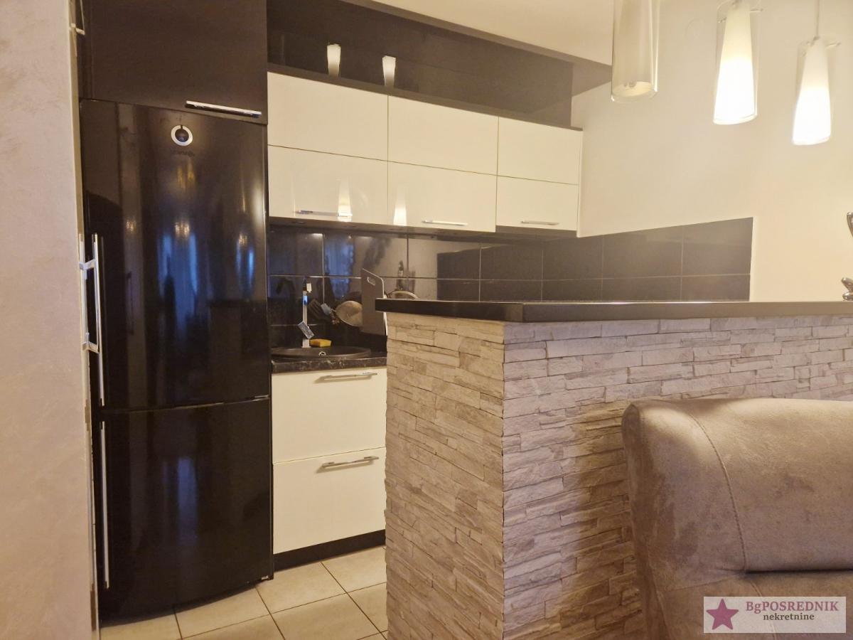 Zvezdara, Vojvode Vlahovića, zgrada Direkcije  84m2-Lođa 4