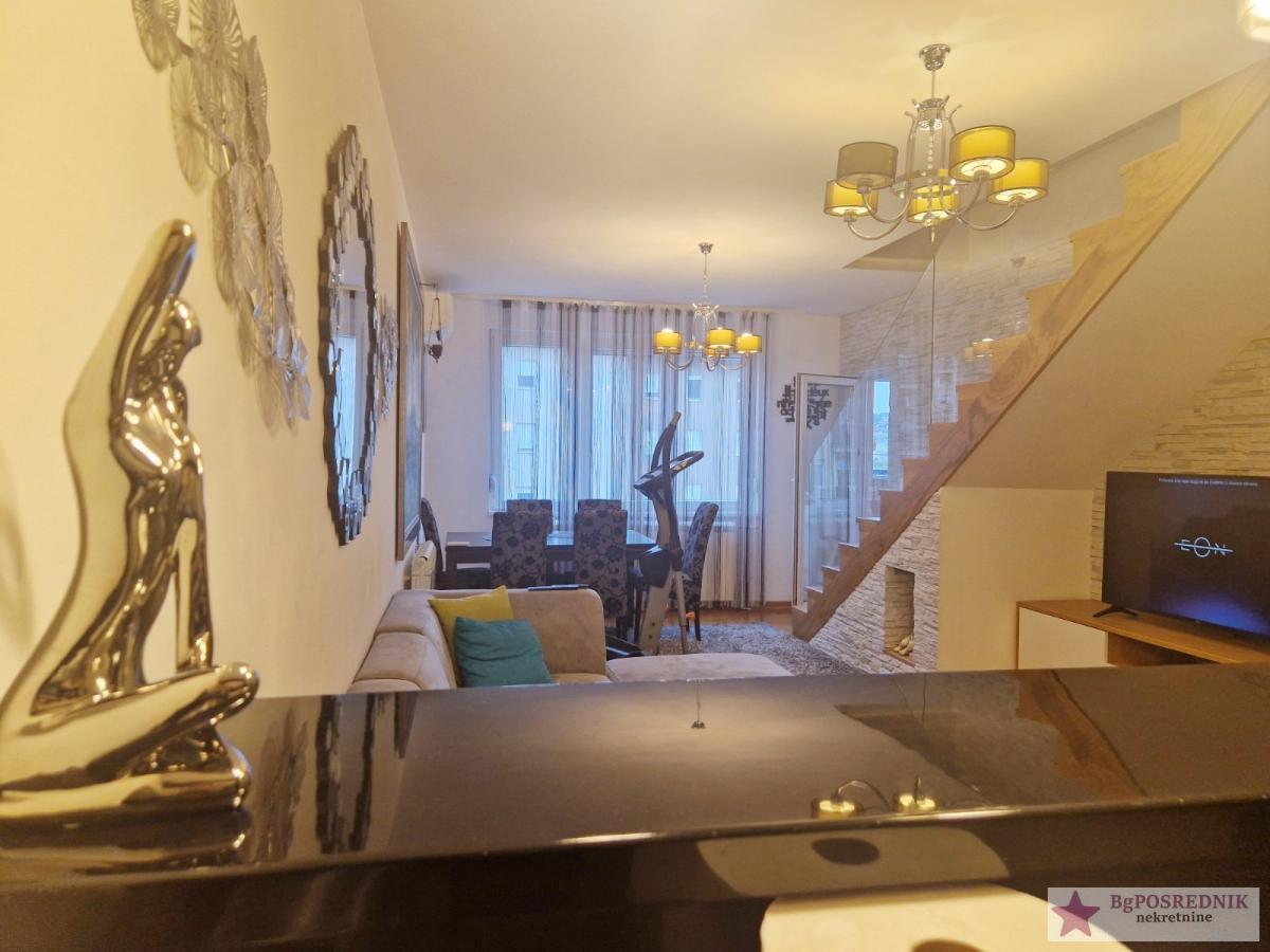 Zvezdara, Vojvode Vlahovića, zgrada Direkcije  84m2-Lođa 5