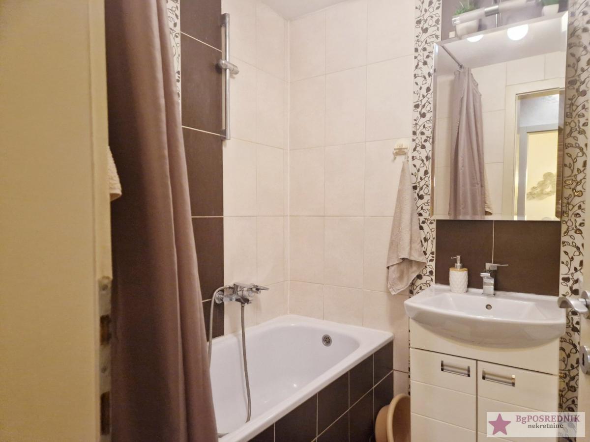 Zvezdara, Vojvode Vlahovića, zgrada Direkcije  84m2-Lođa 6