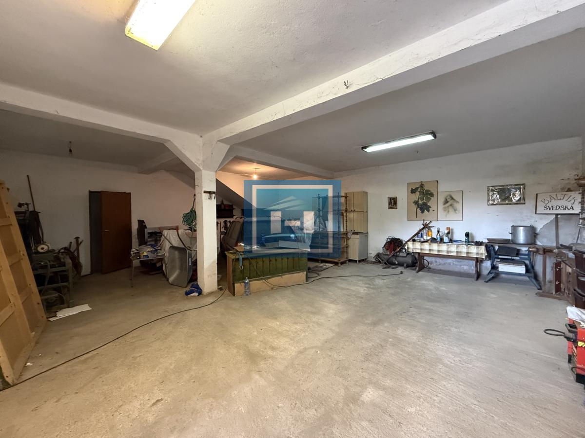 Preko 20 prostorija čeka na vas – raskošna kuća od 500 m² u Miloševu! 4