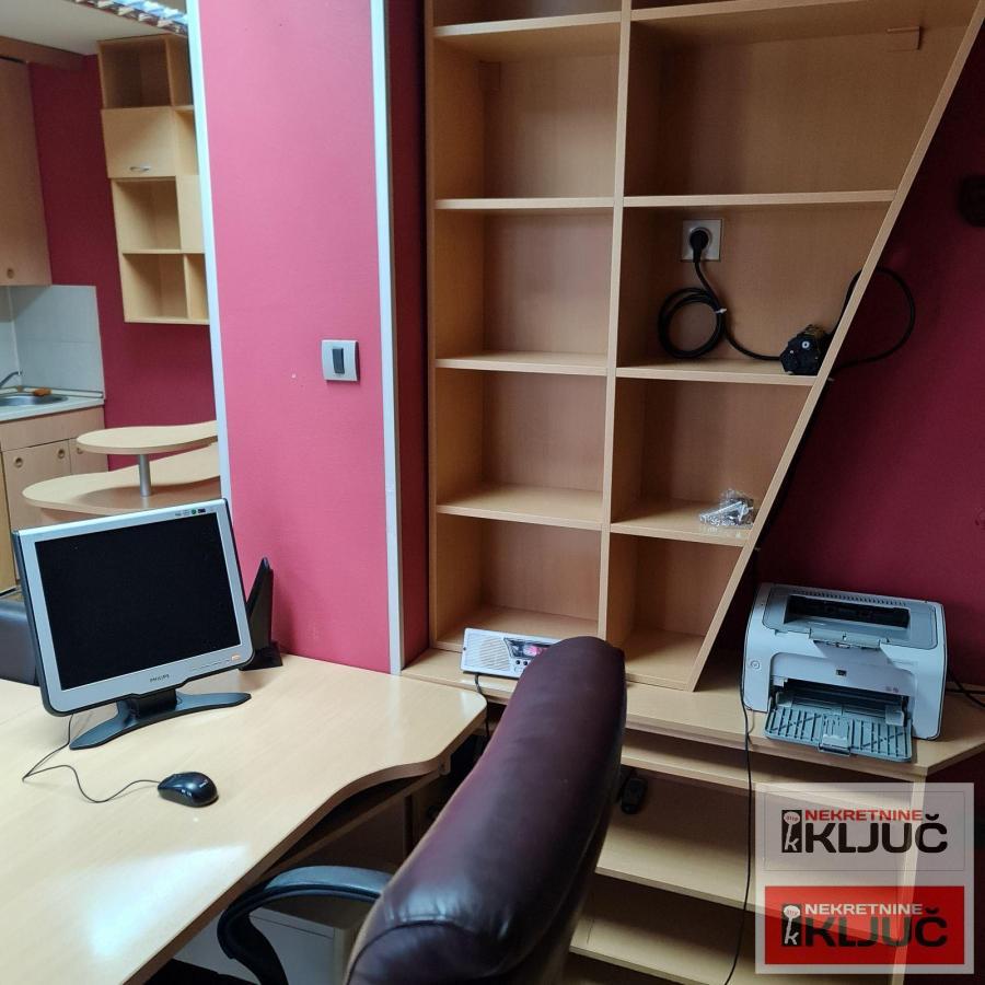 Garsonjera/POSLOVNI PROSTOR/ na B. Oslobodjenja 2