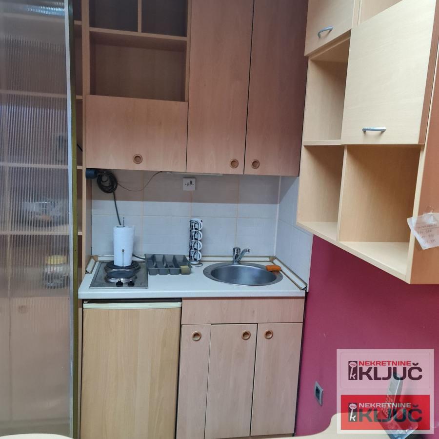 Garsonjera/POSLOVNI PROSTOR/ na B. Oslobodjenja 4