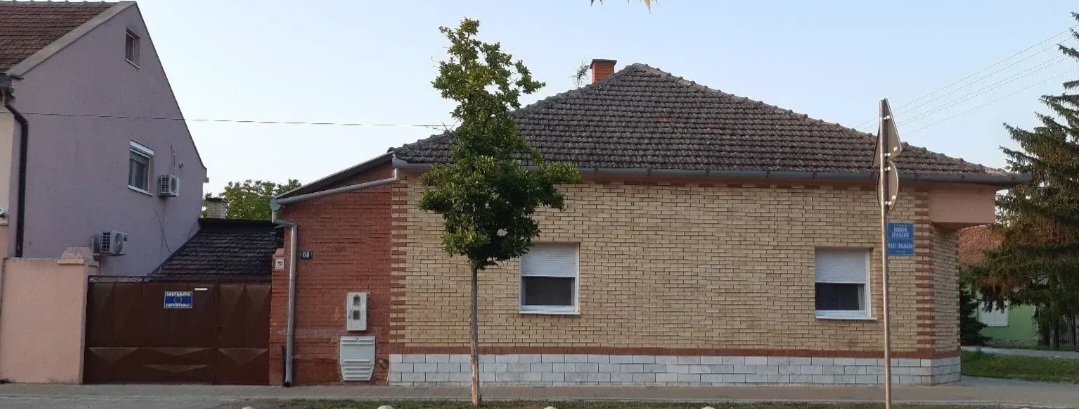 Prodajem kucu u Beceju 1