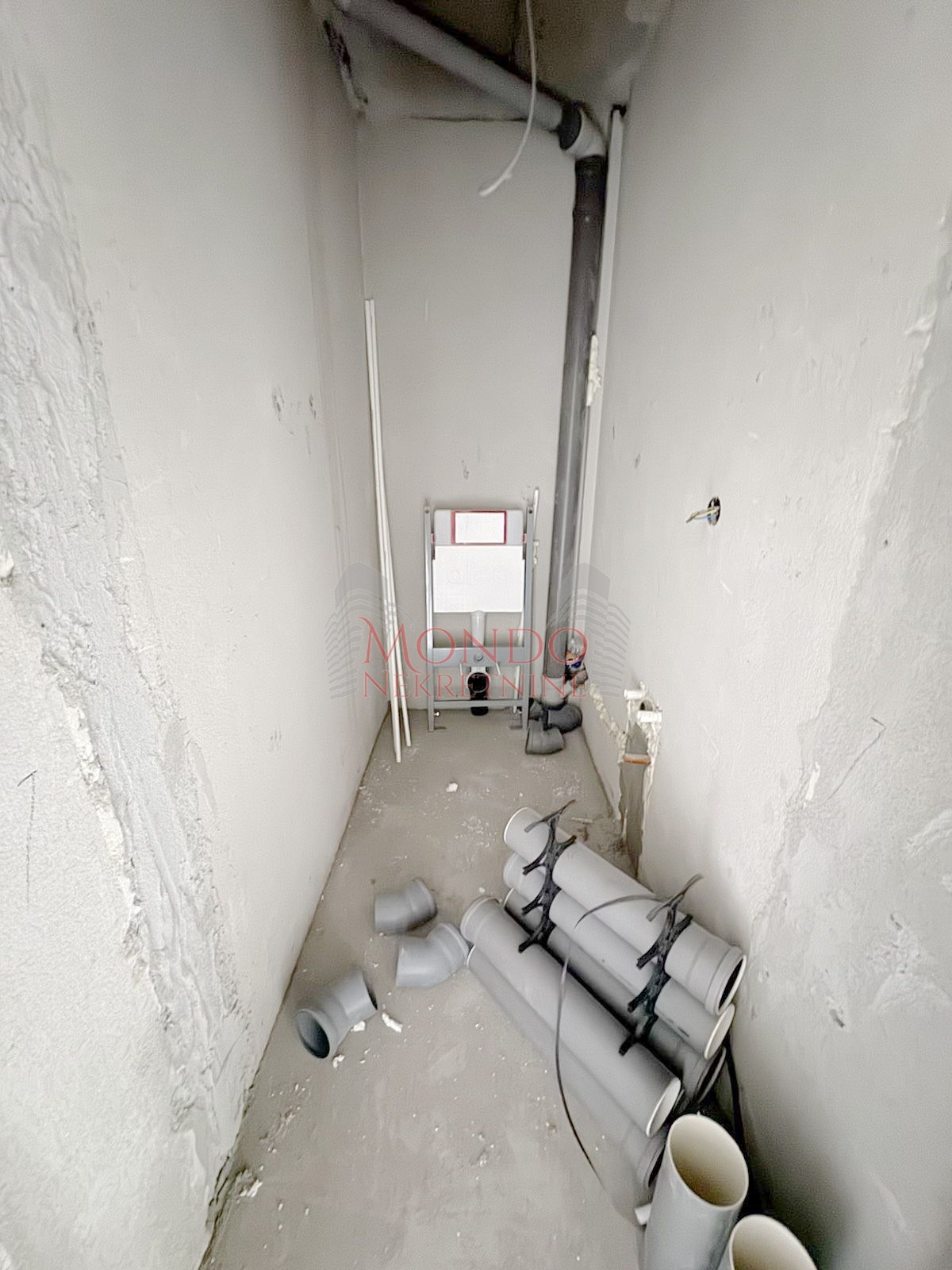 Dvoiposoban nov stan na Panteleju kod ART Caffea 13