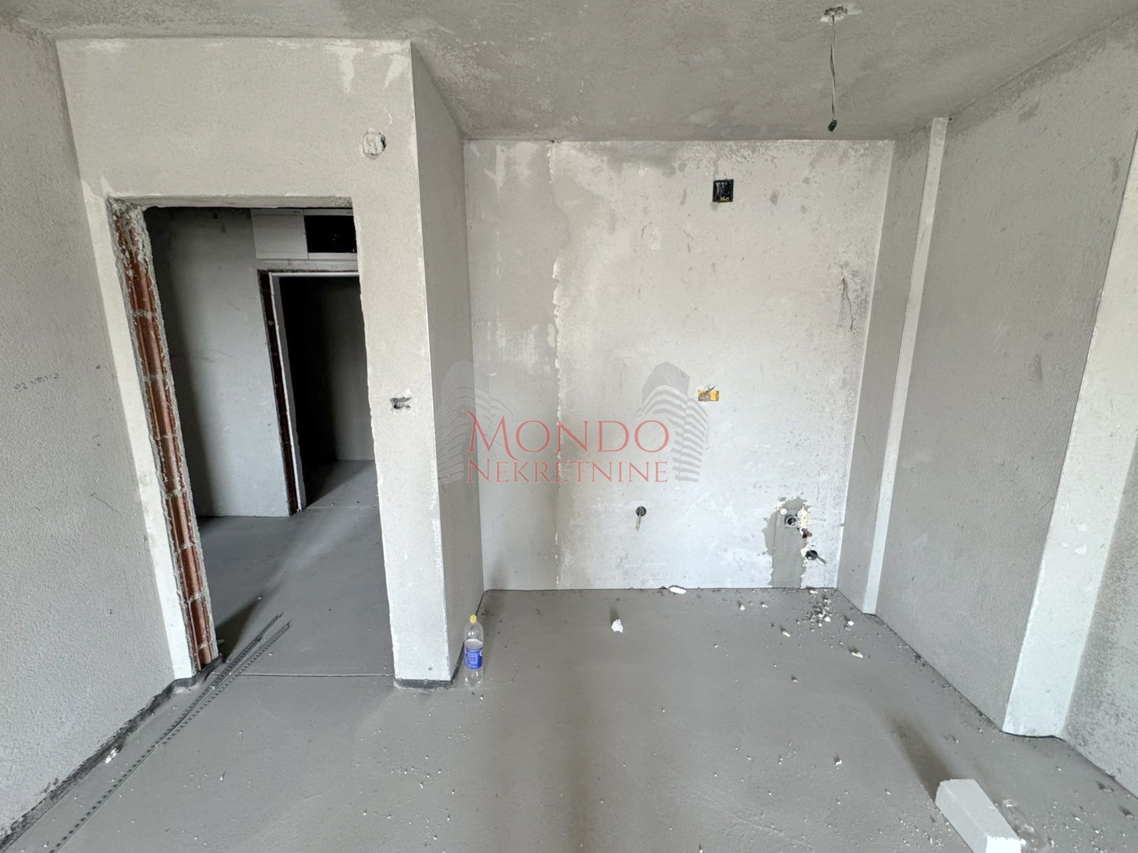 Dvoiposoban nov stan na Panteleju kod ART Caffea 4