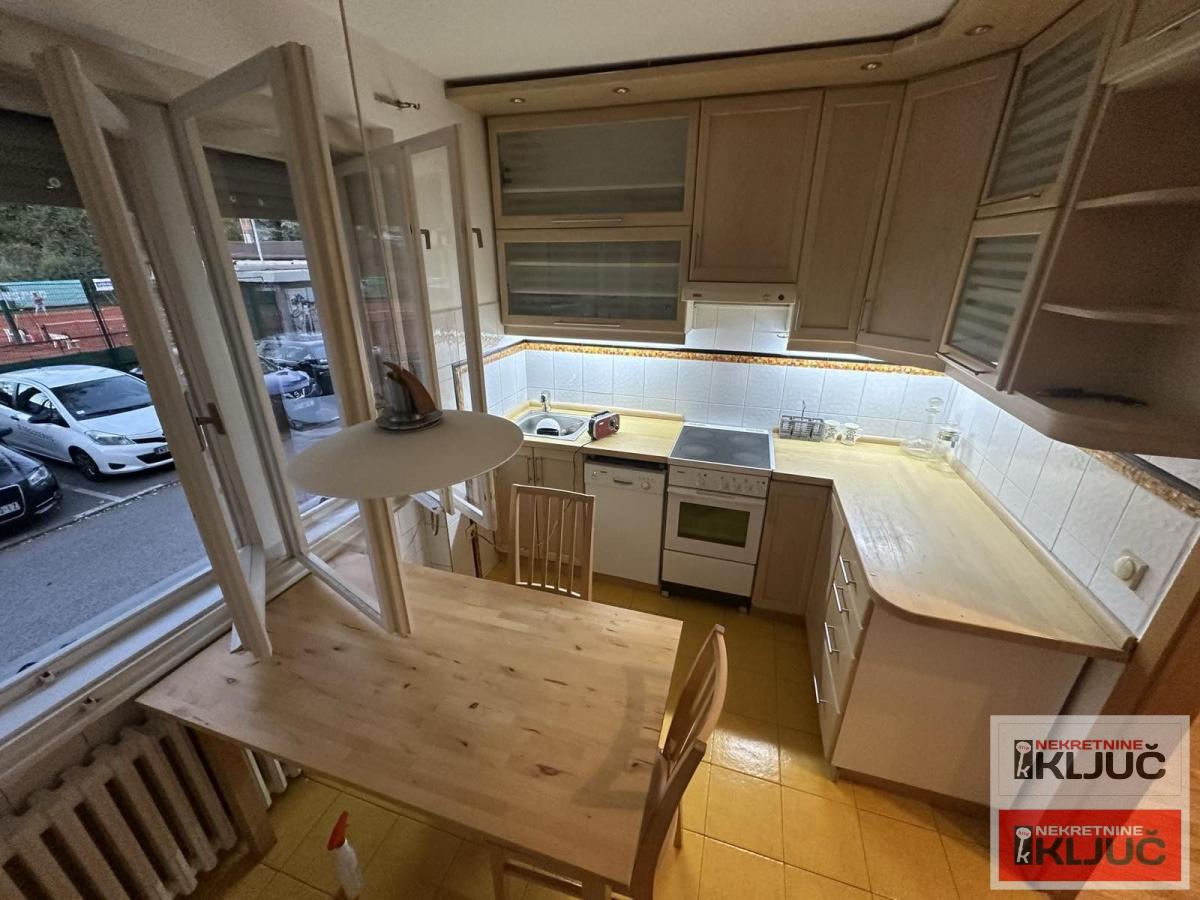 CENTAR IZDAJE SE DVOSOBAN NAMEŠTEN STAN 10