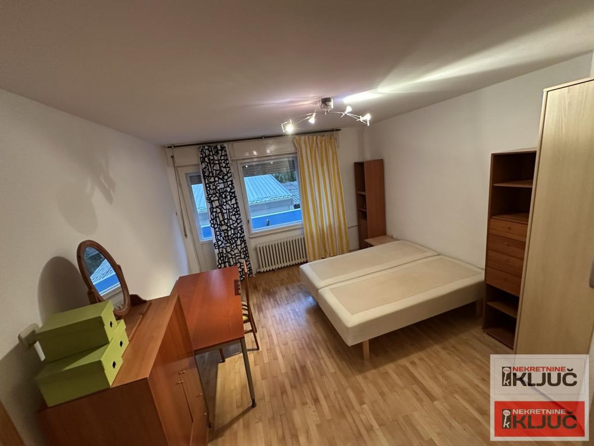 CENTAR IZDAJE SE DVOSOBAN NAMEŠTEN STAN 11