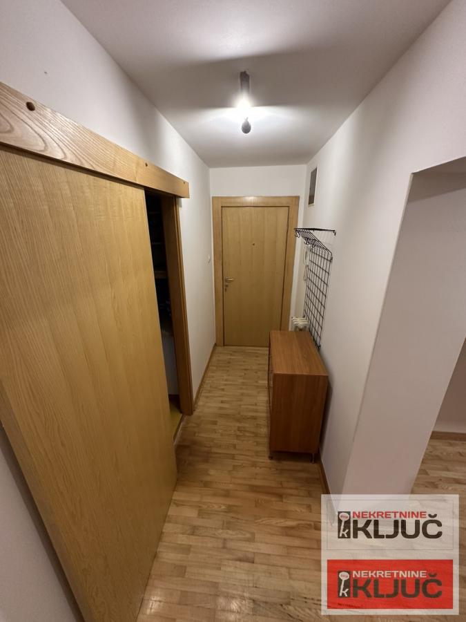 CENTAR IZDAJE SE DVOSOBAN NAMEŠTEN STAN 12