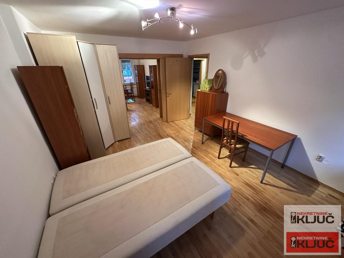 CENTAR IZDAJE SE DVOSOBAN NAMEŠTEN STAN 13