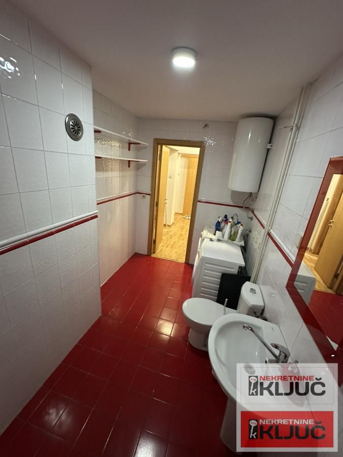 CENTAR IZDAJE SE DVOSOBAN NAMEŠTEN STAN 14