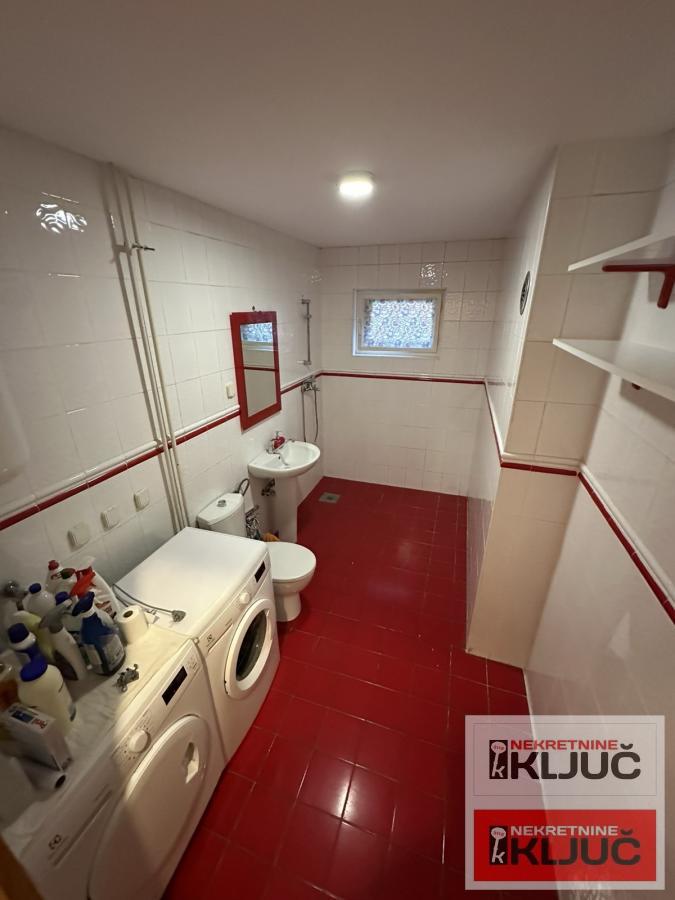 CENTAR IZDAJE SE DVOSOBAN NAMEŠTEN STAN 15